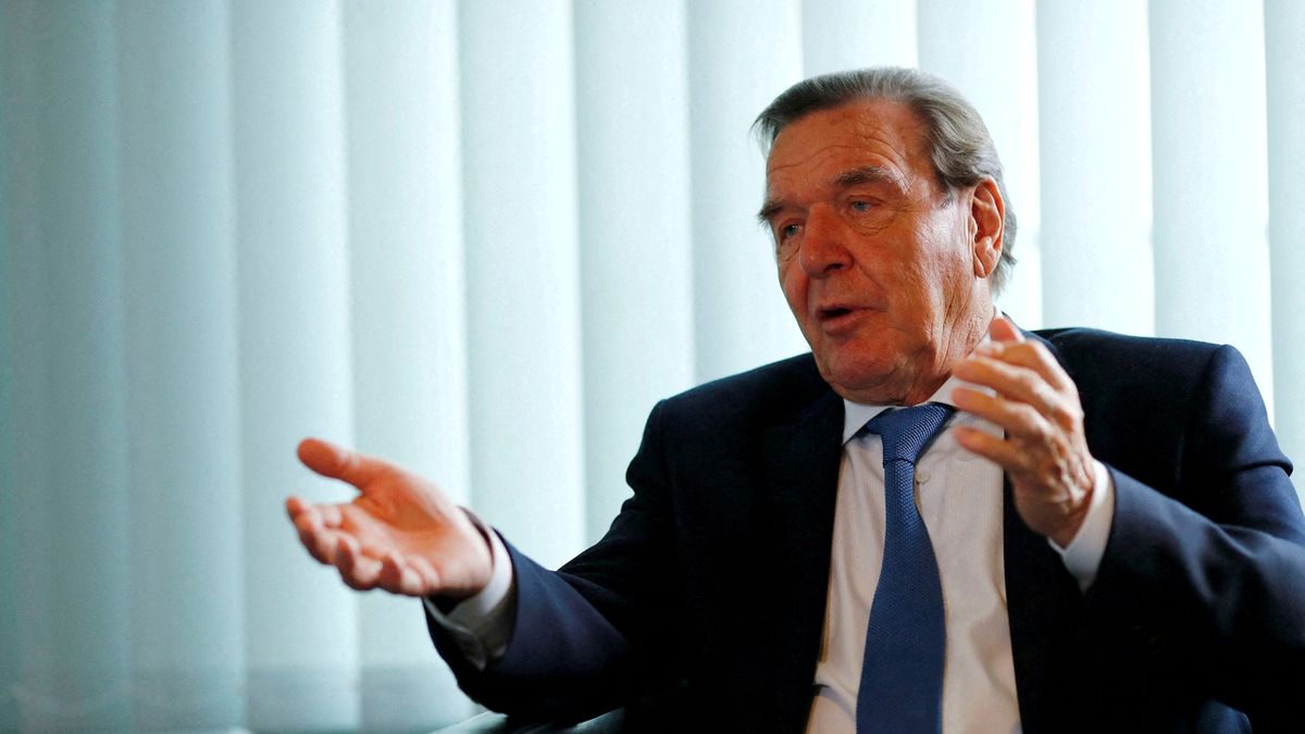 Schröder žaluje parlament. Chce zpět peníze na kancelář